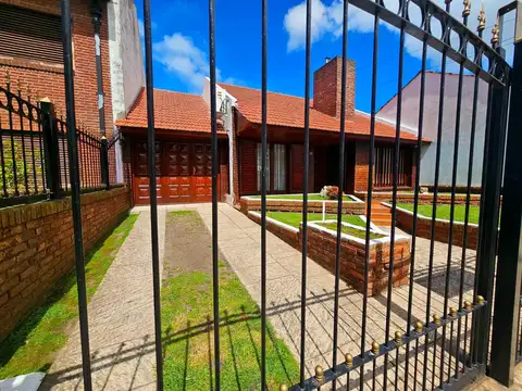 Casa en Venta con 2 cocheras