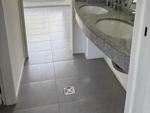 Casa en Alquiler con 1 cochera