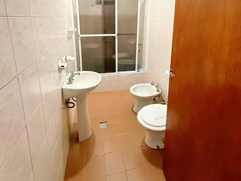 Casa en Alquiler con 2 cocheras