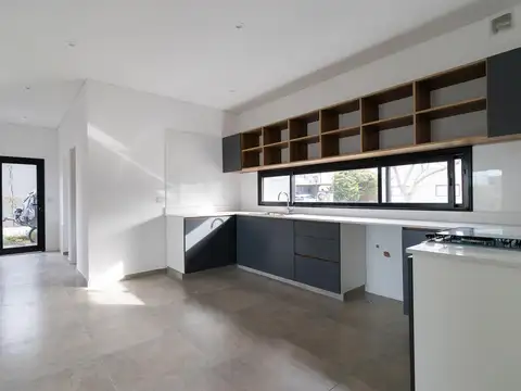 Casa en Venta con 4 cocheras