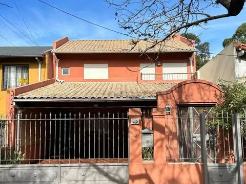 Casa en venta - 4 Dormitorios 3 Baños - Castelar
