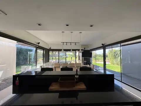 Muy linda casa en una planta en Isla del Este, Tigre