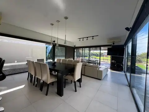 Casa 5 ambientes con 2 baños
