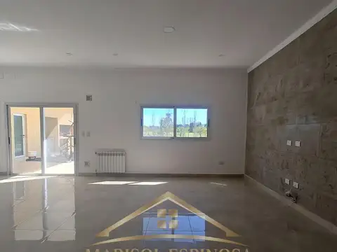 Casa en Alquiler con 4 cocheras