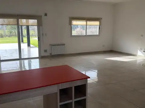 Casa en Alquiler con 4 cocheras