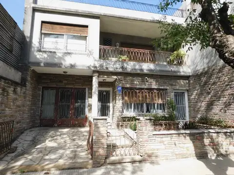 EXCELENTE CASA DE 7AMB. CON GARAJE 2 AUTOS Y PARQUE CON QUINCHO