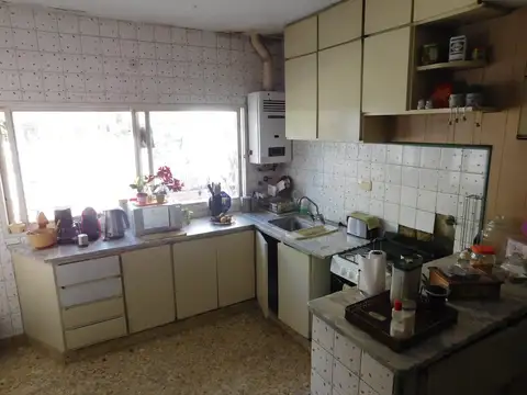 Casa 7 ambientes con 2 baños