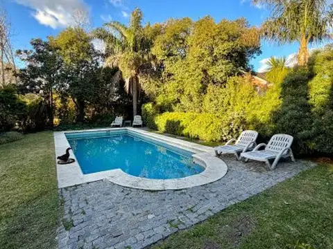 Casa 6 ambientes con 2 baños