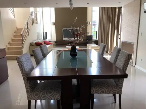 Casa en Venta con 4 cocheras