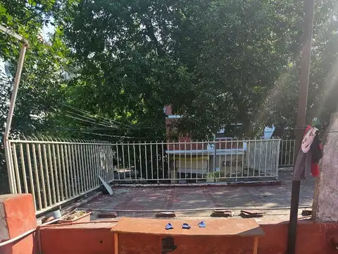 Casa de 4 ambientes con terraza y COCHERA!