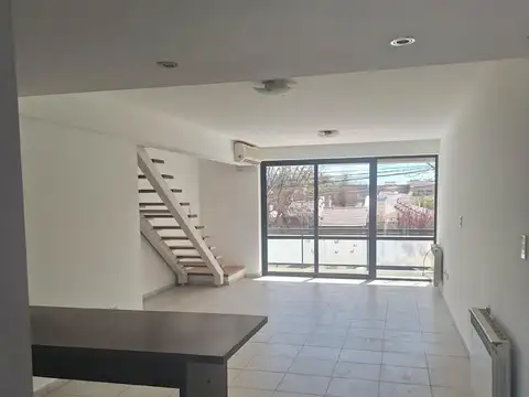 Depto Tipo Casa 6 ambientes con 2 baños