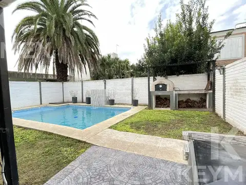 Casa en venta Los Hornos, 3 dormitorios, quincho, piscina,  parque. cochera 2 autos