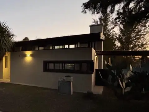Casa en Venta con 3 cocheras