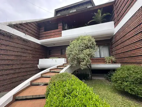 Venta casa 6 amb, cochera, pileta, quincho,