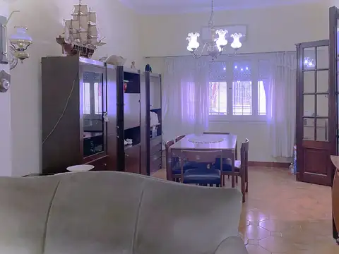 OPORTUNIDAD  EXCELENTE CASA DE 132M2 EN 2 PLANTAS, 4 AMB, TERRAZA, APTA CREDITO, ZONA RESIDENCIAL ALTA