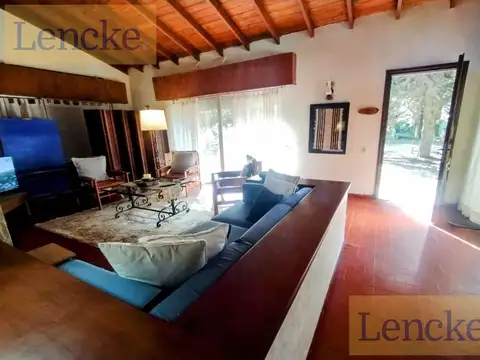 Casa en Venta con 2 cocheras