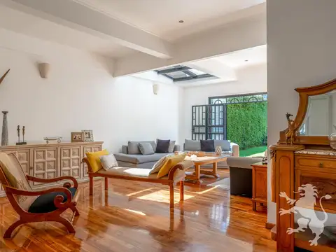Casa en Venta con 2 cocheras