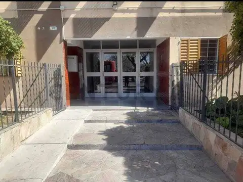 VENTA DE DEPARTAMENTO DE 3 DORMITORIOS EN 2DO PISO, EN CIUDAD DE MENDOZA.
