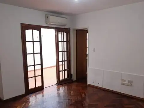 BUENOS AIRES 1500: DEPTARTAMENTO DE PASILLO CON PATIO