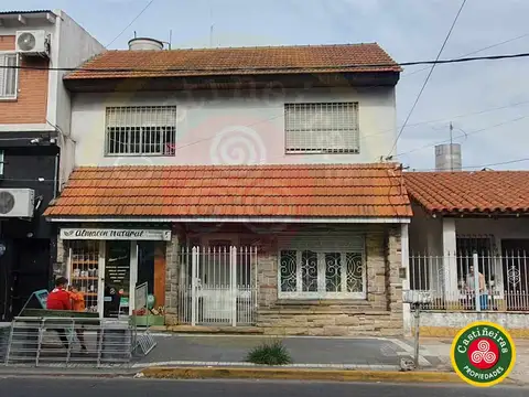 Venta - Casa + Local + Departamento 3 ambientes - Varios comercios y transportes en la zona