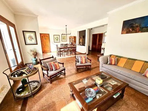 Casa 7 ambientes con 4 baños