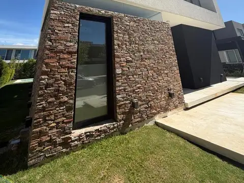 Venta Casa 4 ambientes en Castaños