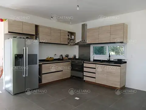 Casa 4 ambientes con 2 baños