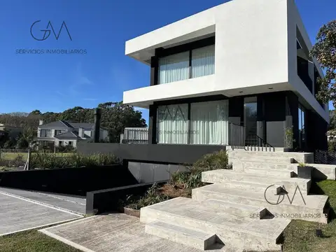 Casa 5 ambientes con 4 baños