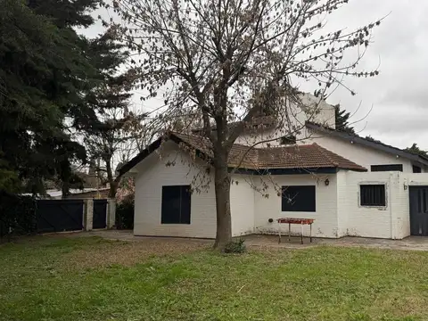 Casa de 3 Dormitorios en City Bell con Parque y Cochera tipo Taller