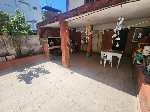 Patio con galería y parrillero - 3 dormitorios - amplios ambientes