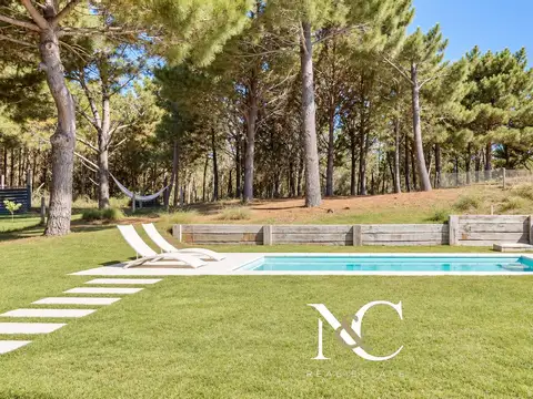 Casa en venta en Costa Esmeralda con fondo libre y piscina