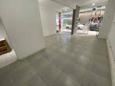 OPORTUNIDAD ­| Amplio local de 86m² con sótano en Belgrano