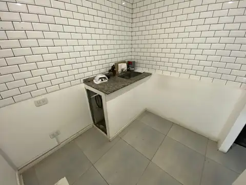 OPORTUNIDAD ­| Amplio local de 86m² con sótano en Belgrano