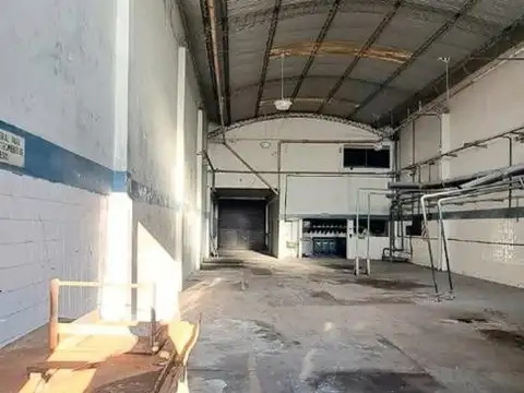 Venta galpón sobre lote de 10 x 38 m. con oficina, baños, ve