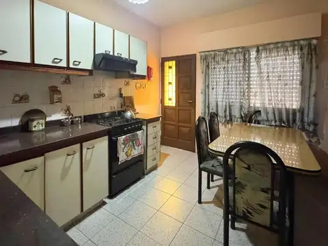 Casa 4 ambientes con 2 baños