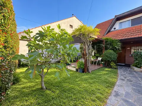Casa en Venta con 2 cocheras