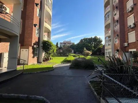 Edmundo Fierro 185, Torres de Bernal