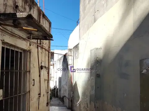 Casa de 3 ambientes a refaccionar ubicada en esquina Coucheiro y Av Republica