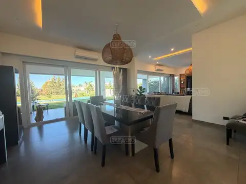 Casa 9 ambientes con 8 baños