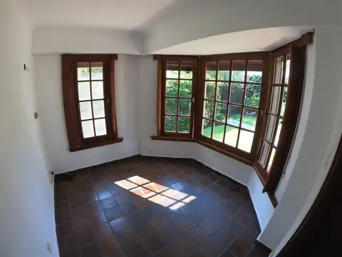 Casa 5 ambientes con 4 baños