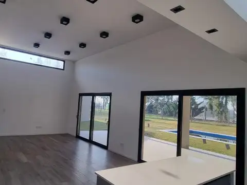 Casa en Venta con 4 cocheras