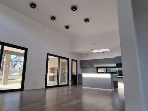 Casa Unifamiliar a Estrenar en San Matías – Excelente