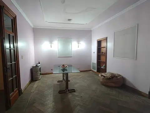 Casa de 4 dormitorios con patio y cocheras en venta en La Plata sobre Avenida 13 [Cod: 3]