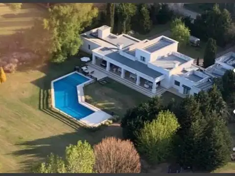 En venta con renta espectacular casa en La Colina Villa de Campo - Open Door - Lujan