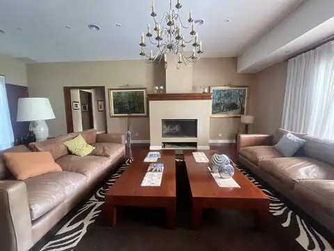 Casa 9 ambientes con 6 baños