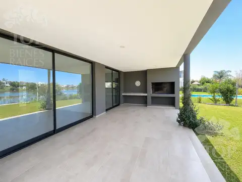 Casa 5 ambientes con 4 baños