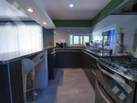 Casa en Alquiler con 2 cocheras
