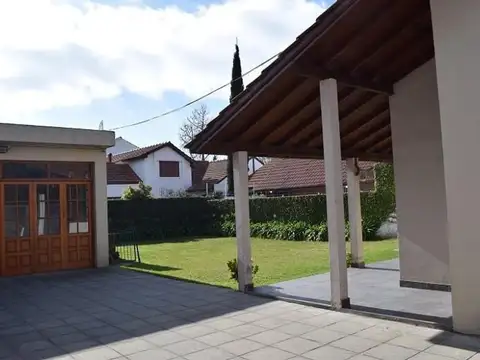 Casa 5 ambientes con 2 baños