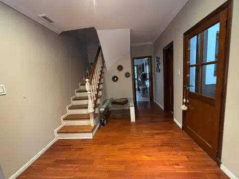 Casa en Alquiler con 2 cocheras