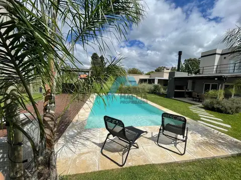 Venta de casa en dos plantas con pileta - SANTA LUCIA PILAR DEL ESTE